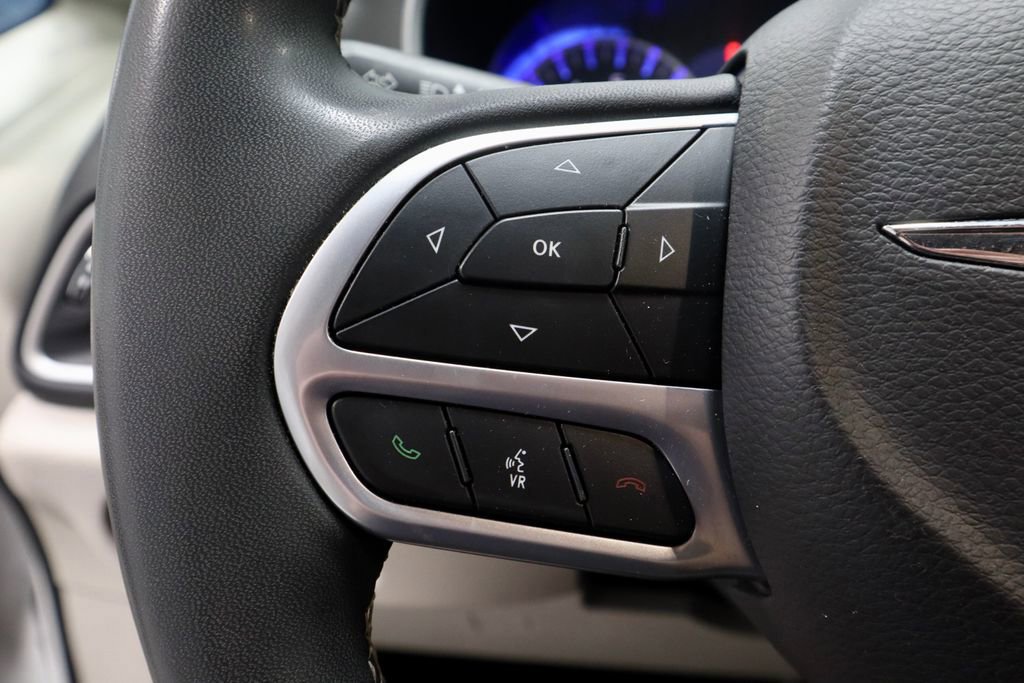 Used 2023 Chrysler Pacifica Touring-L image 29