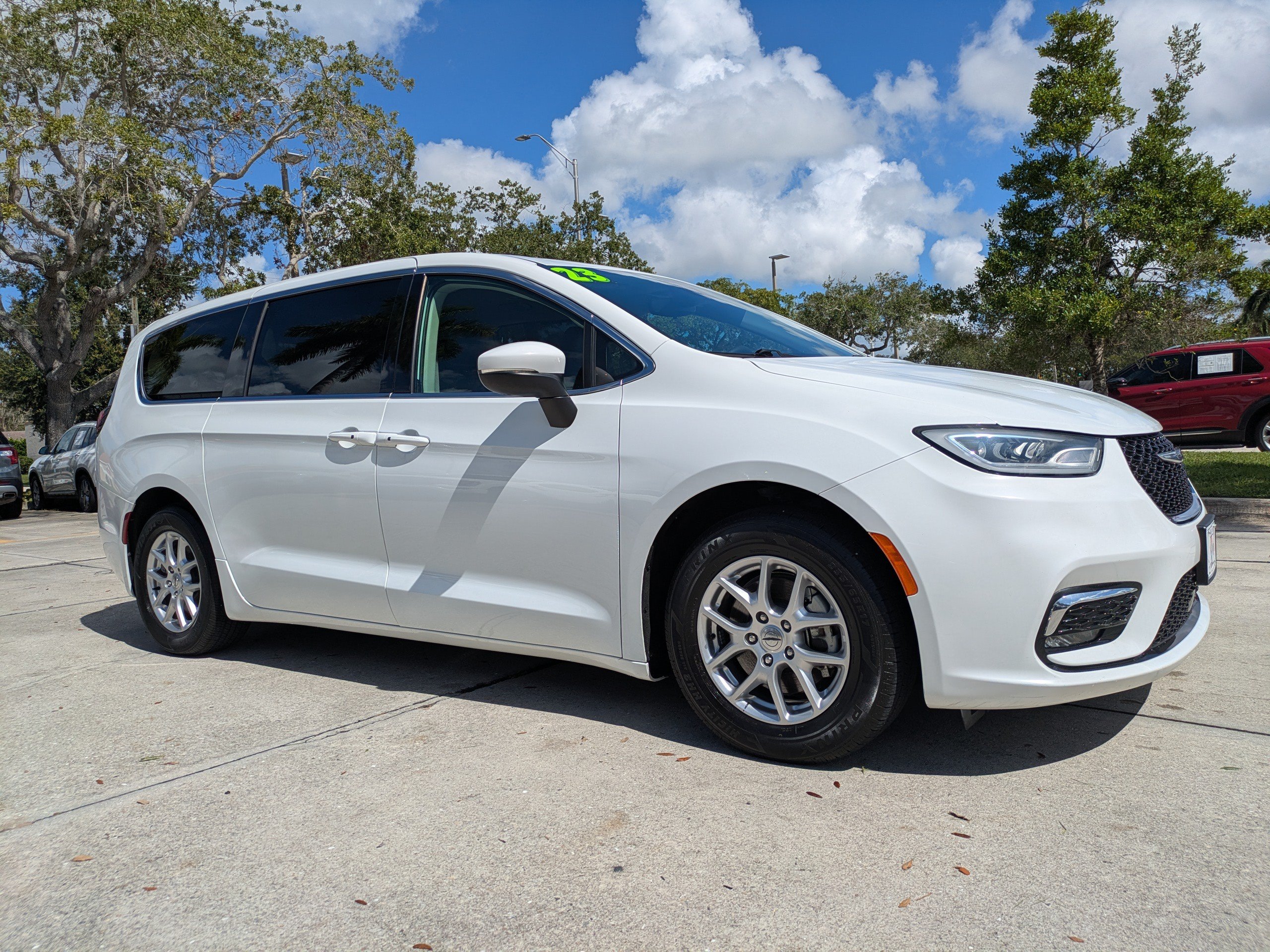 Used 2023 Chrysler Pacifica Touring-L FWD image 2