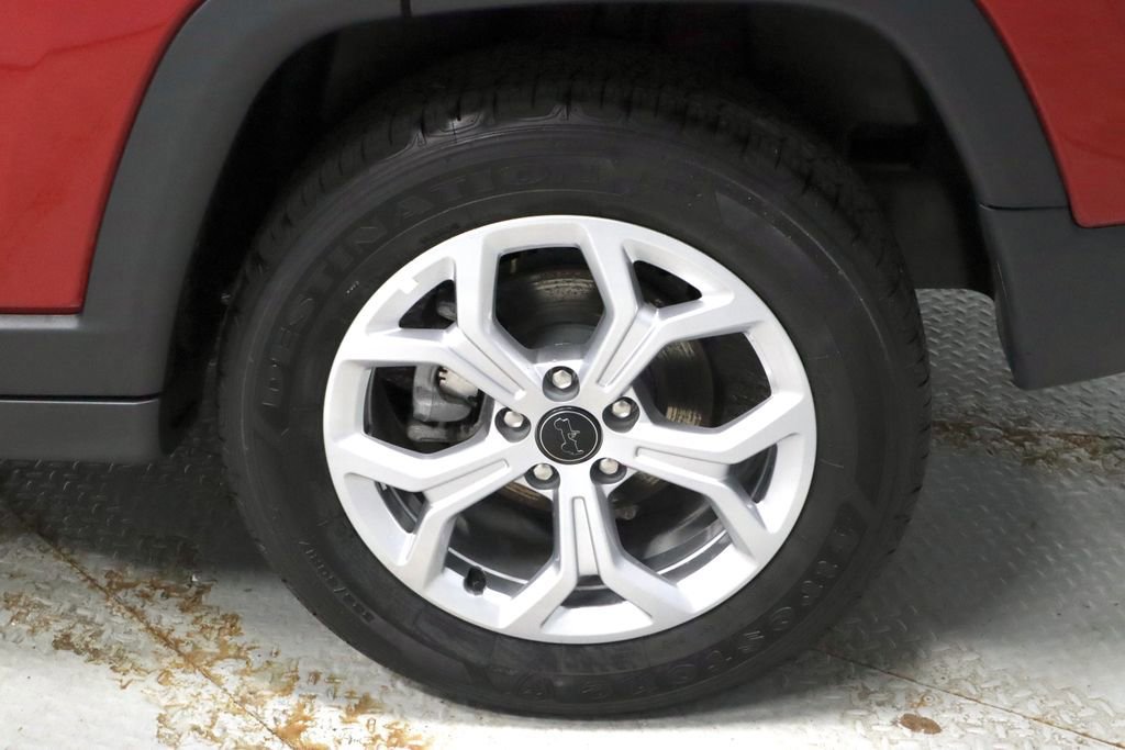 Used 2025 Jeep Compass Latitude image 18