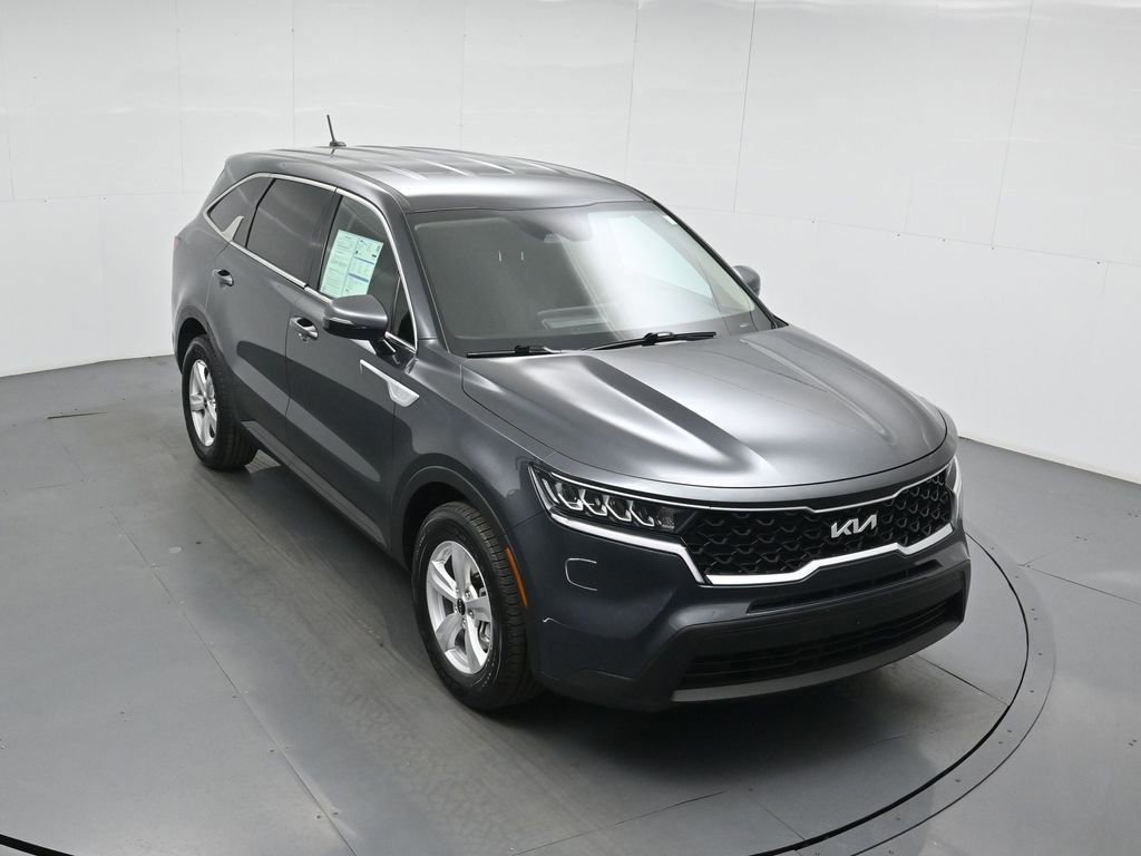 Used 2023 Kia Sorento LX image 3