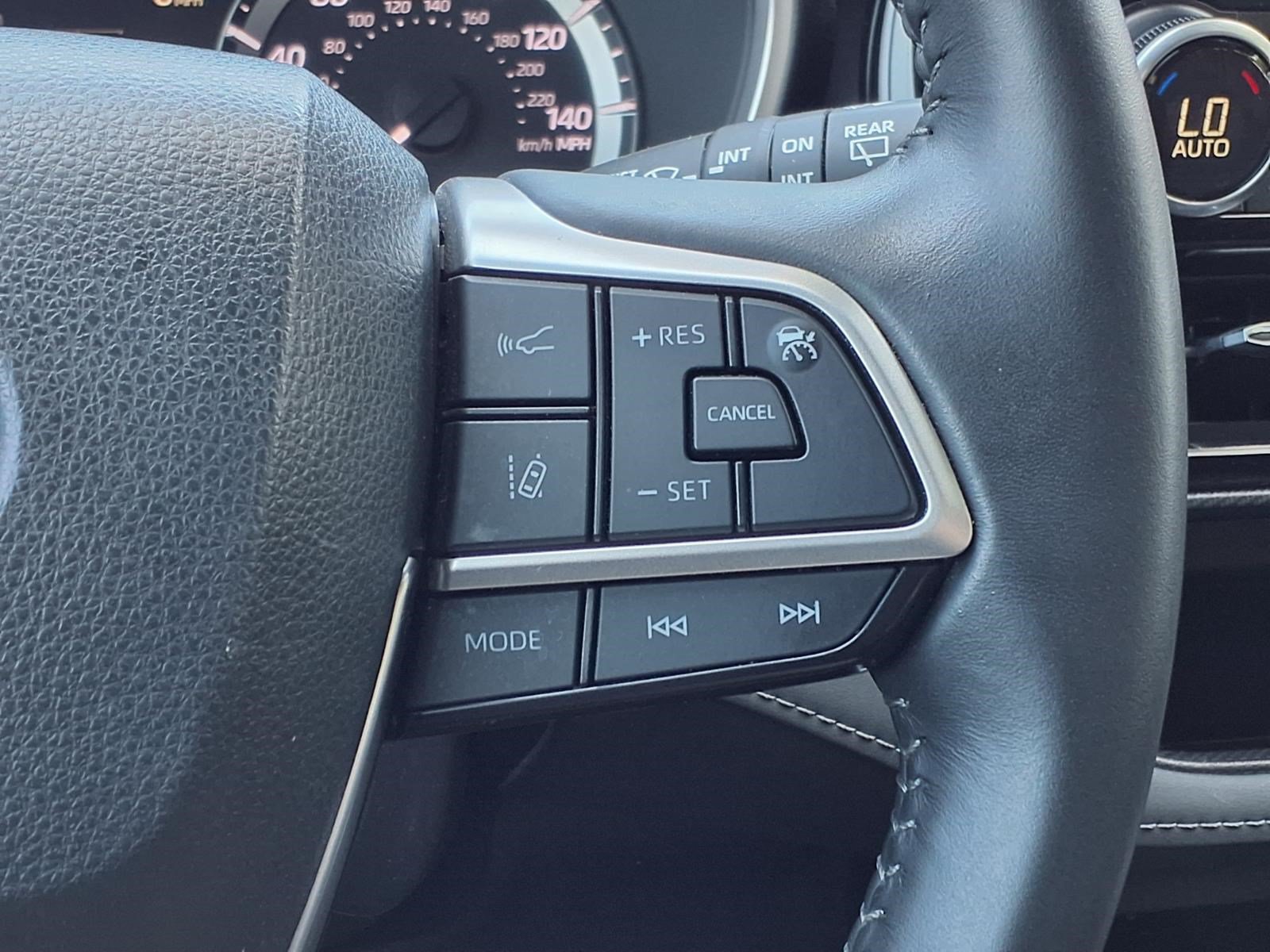 Used 2024 Toyota Highlander LE AWD/4WD image 25