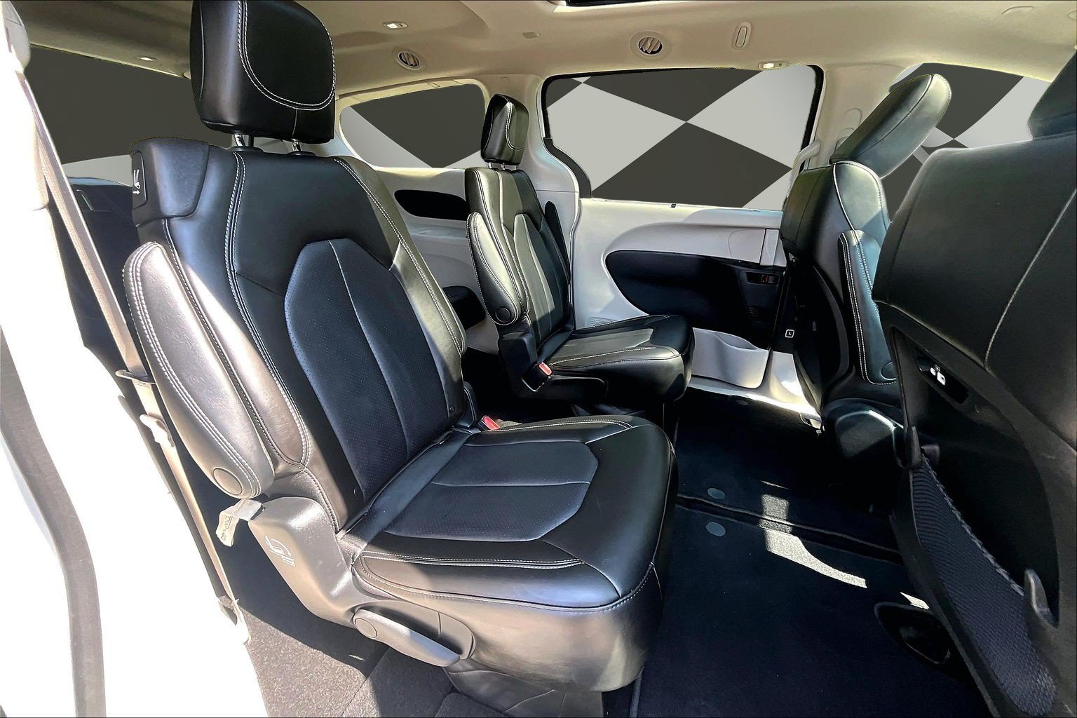 Used 2023 Chrysler Pacifica Touring-L AWD/4WD image 29