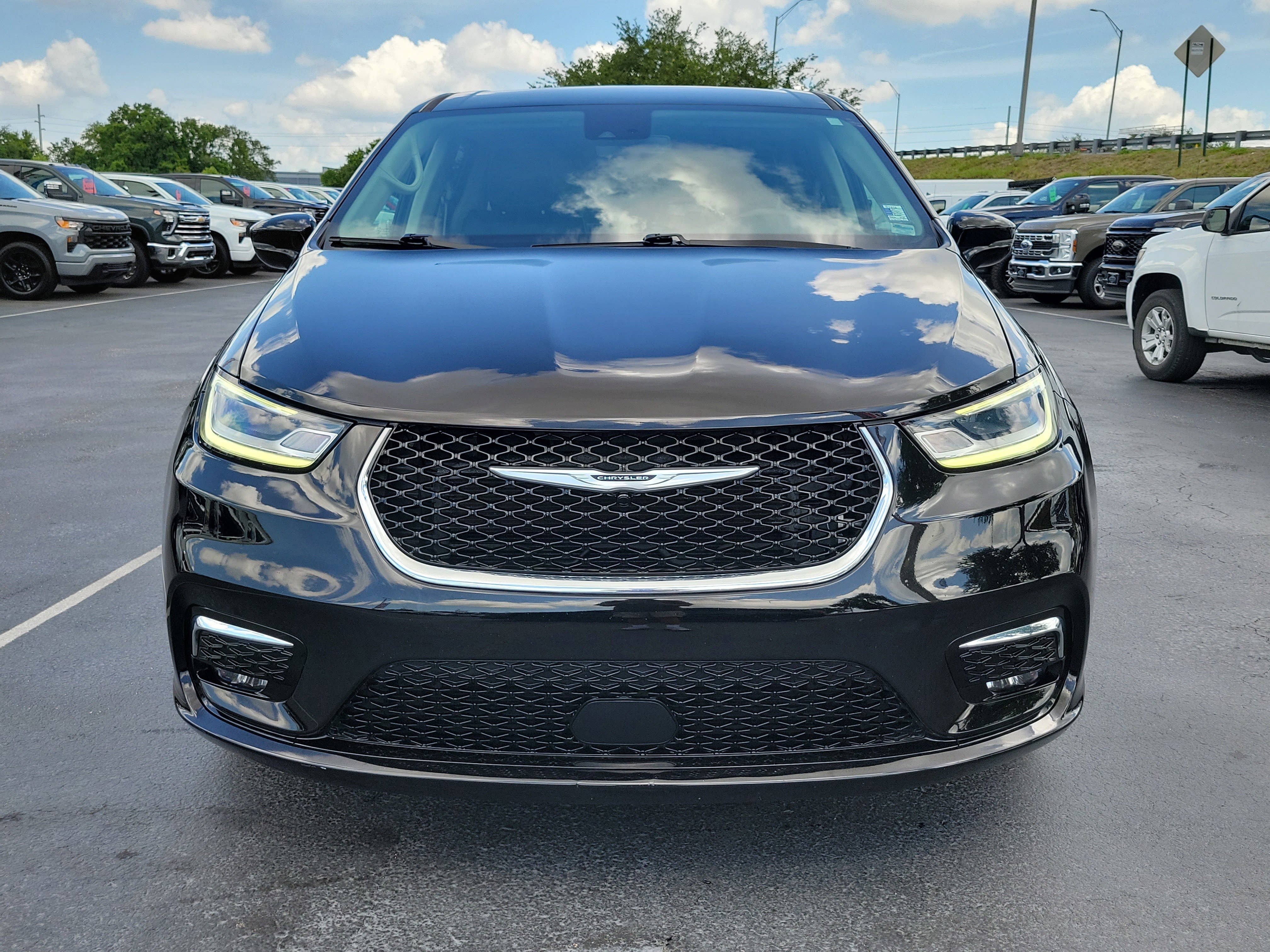Used 2024 Chrysler Pacifica Touring-L FWD image 2