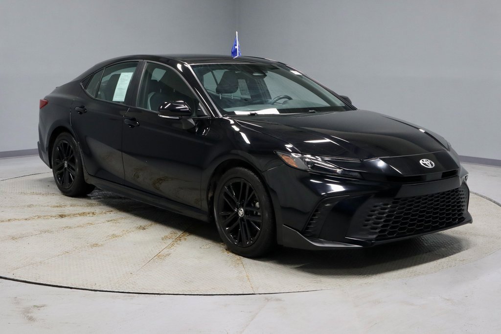 Used 2025 Toyota Camry SE image 1