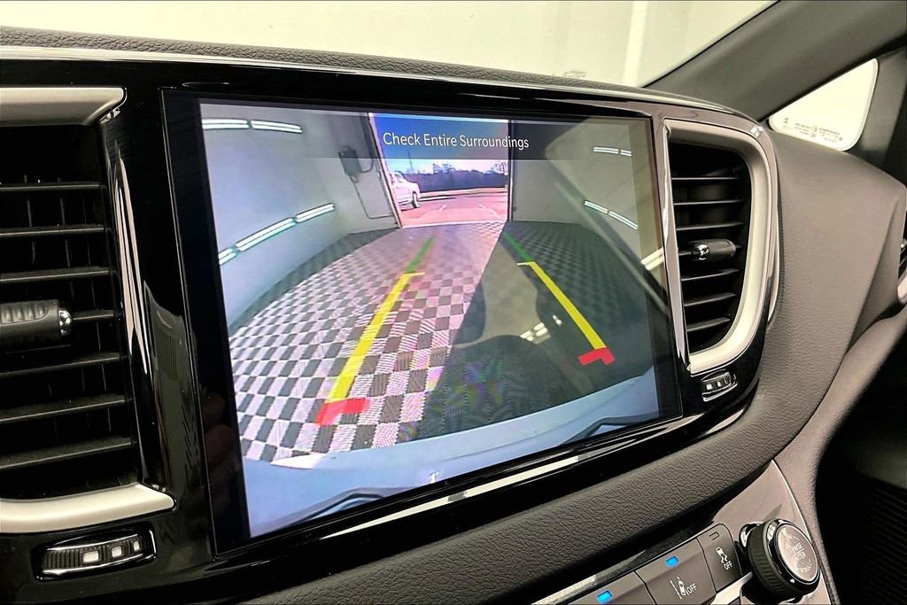 Used 2025 Chrysler Pacifica Select image 21
