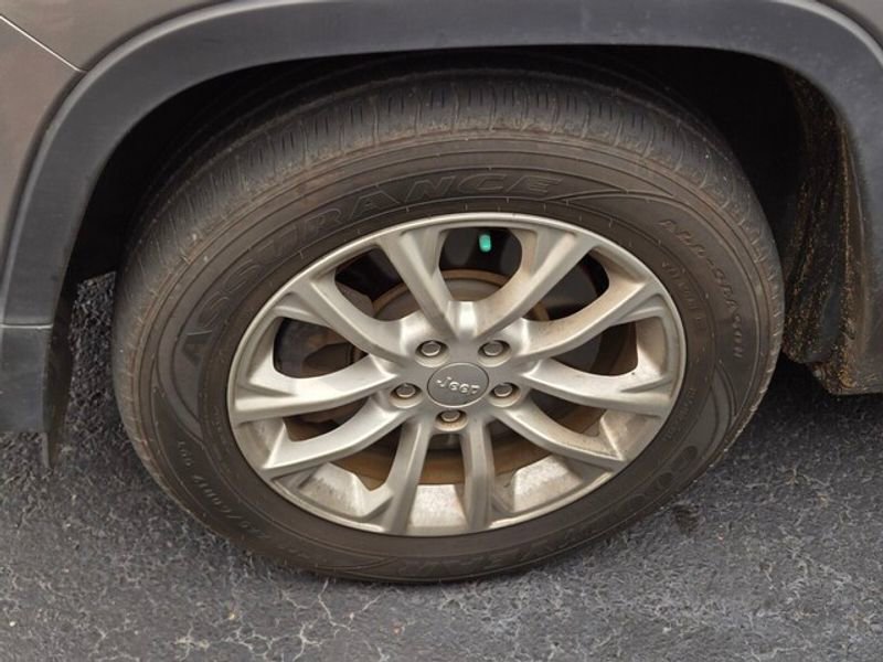 Used 2020 Jeep Cherokee Latitude image 4