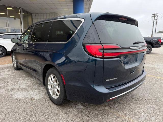 Used 2024 Chrysler Pacifica Touring-L FWD image 3