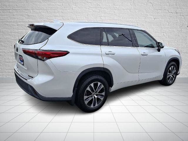 Used 2022 Toyota Highlander XLE AWD/4WD image 4