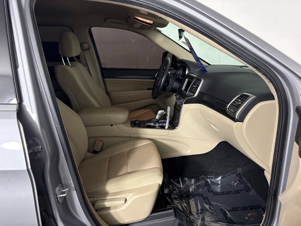 Used 2019 Jeep Grand Cherokee Laredo AWD/4WD image 35