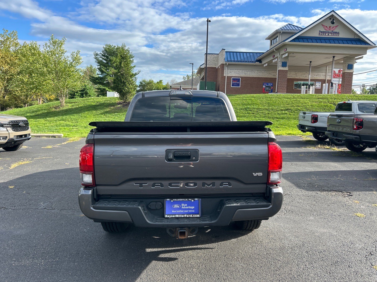 Used 2018 Toyota Tacoma TRD Sport AWD/4WD image 11