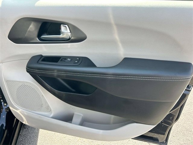 Used 2024 Chrysler Pacifica Touring-L image 21