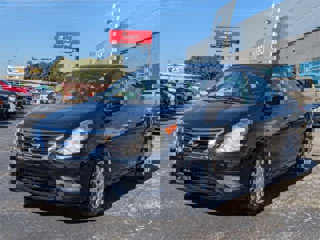 Used 2019 Nissan Versa SV image 3