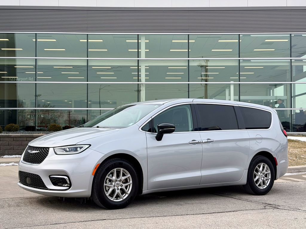 Used 2024 Chrysler Pacifica Touring-L image 7