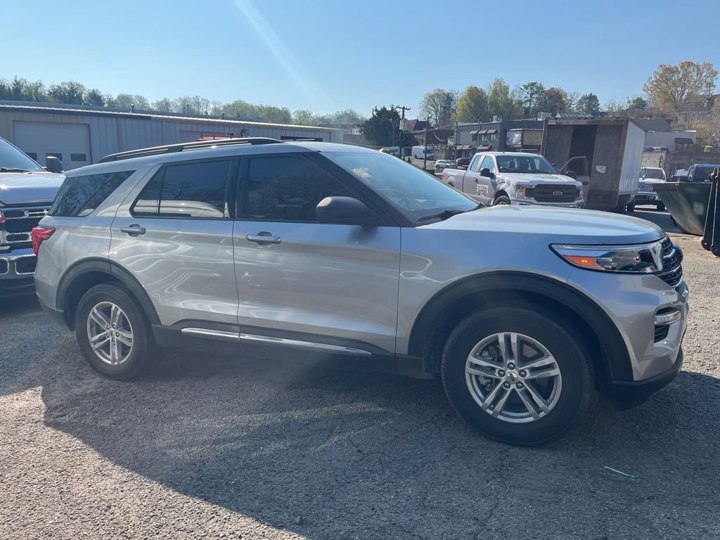 Certified 2022 Ford Explorer XLT w/ Equipment Group 202A image 3