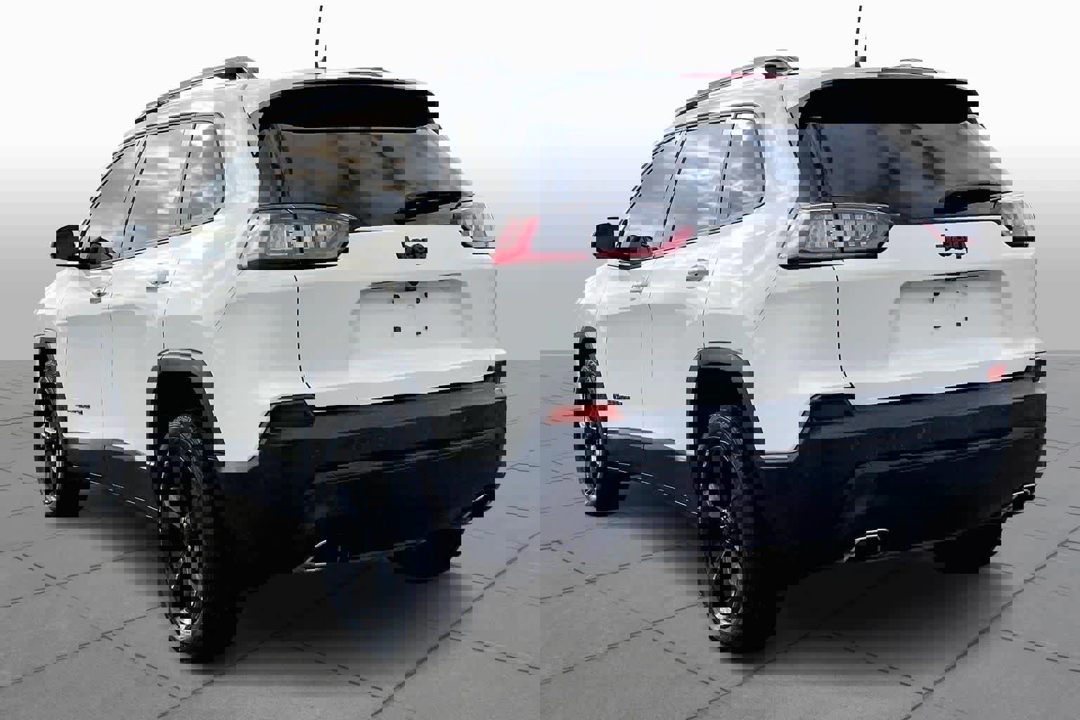 Used 2019 Jeep Cherokee Latitude Plus image 2