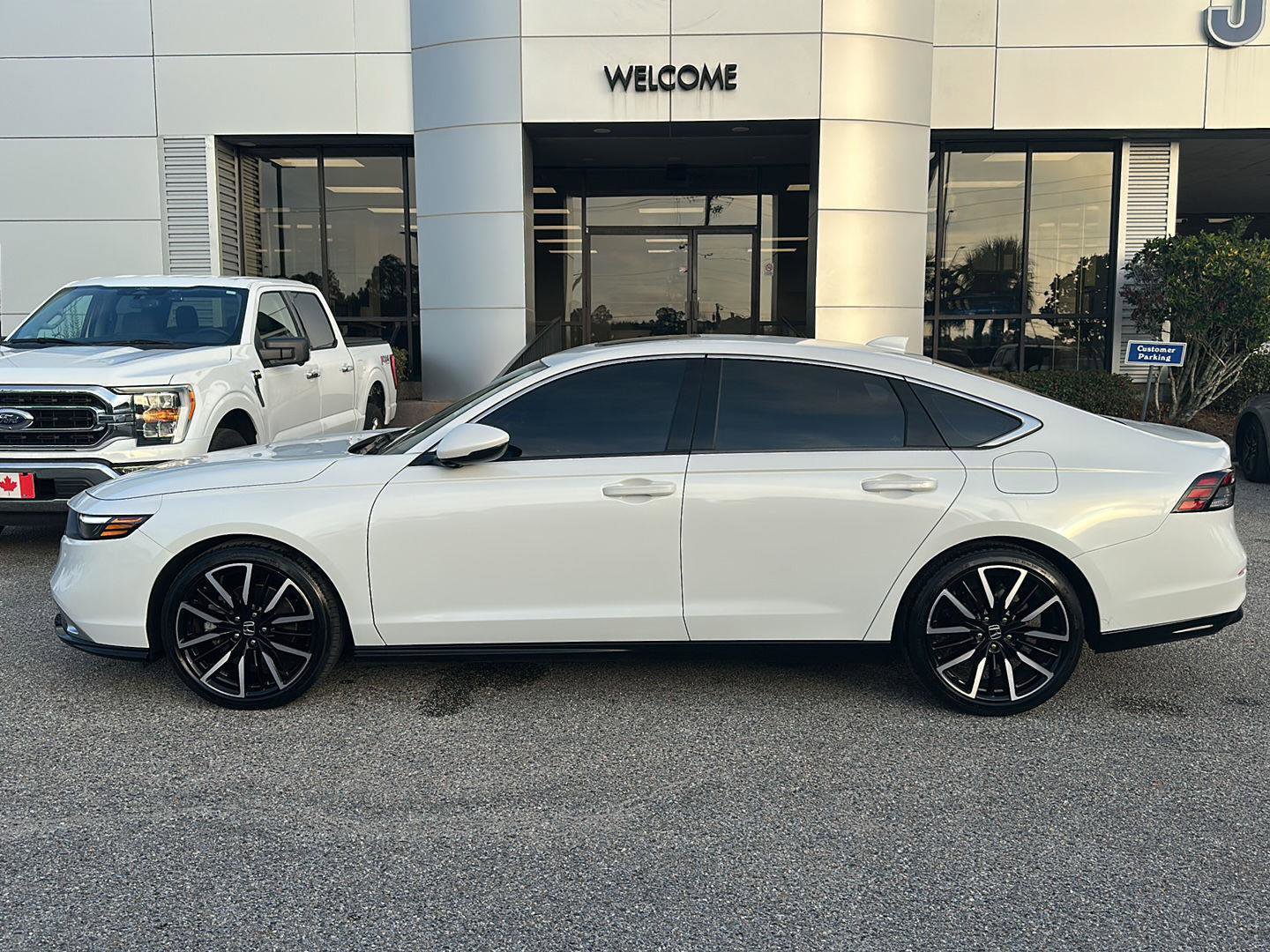 Used 2023 Honda Accord Touring image 4