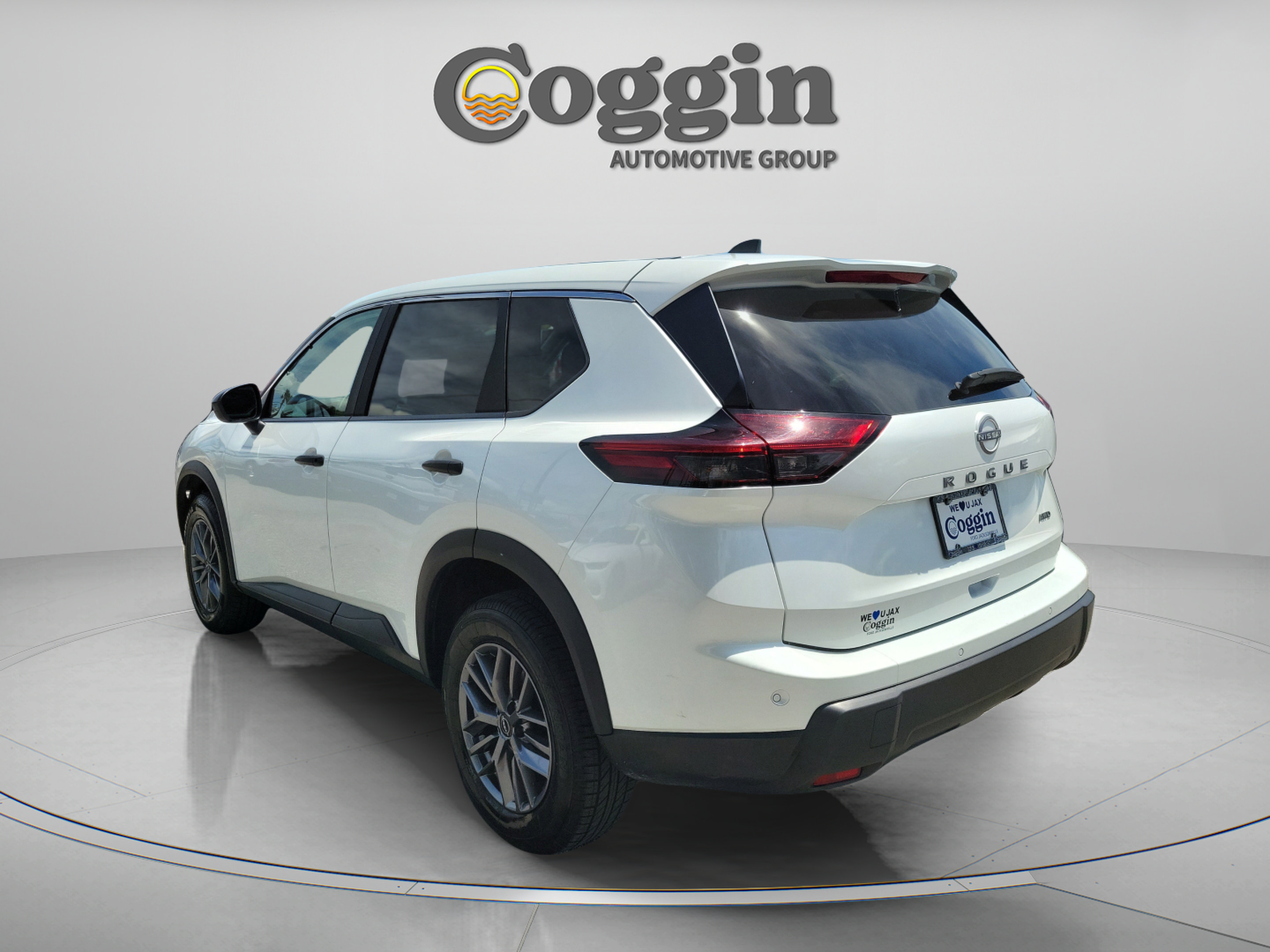 Used 2024 Nissan Rogue S AWD/4WD image 2