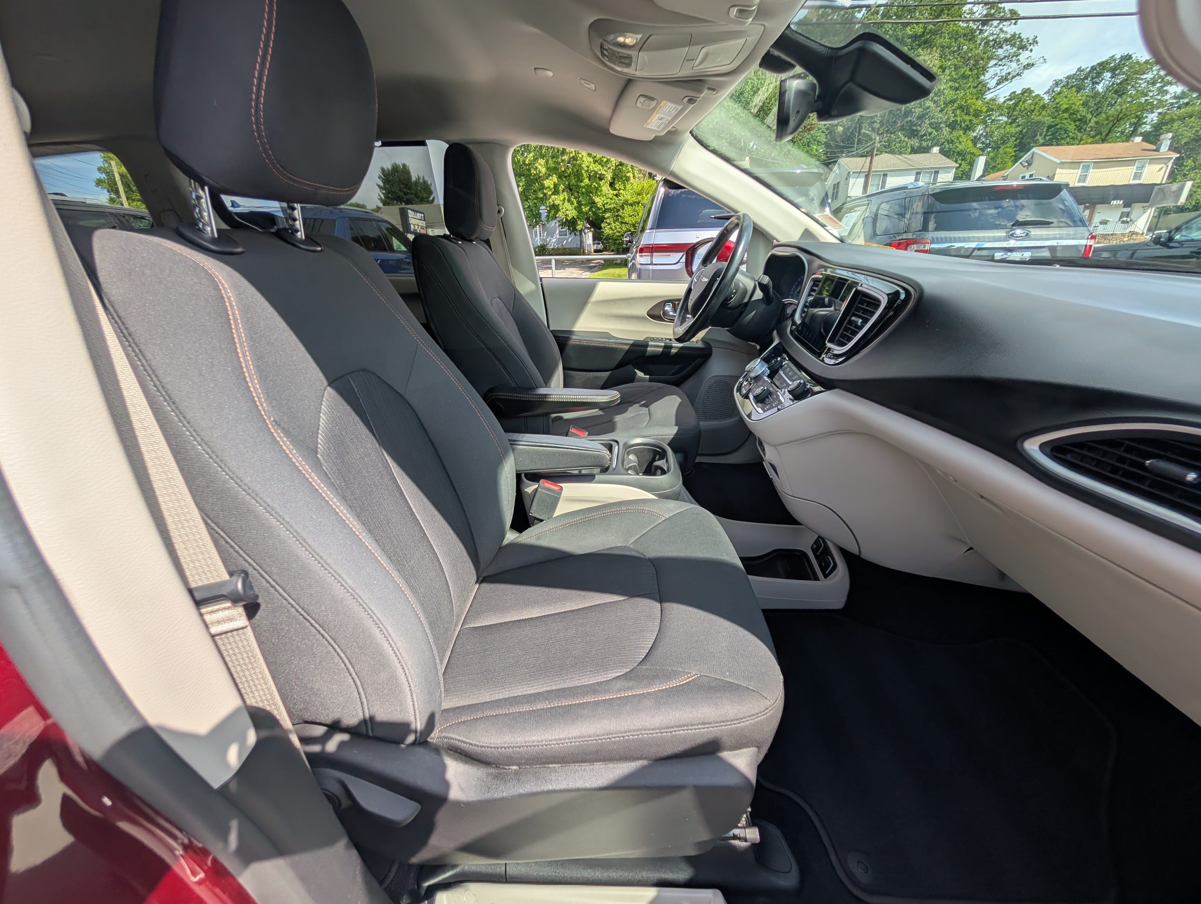 Used 2019 Chrysler Pacifica Touring Plus w/ Advanced Safetytec Group FWD image 12