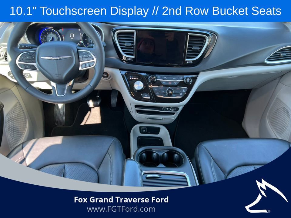 Used 2024 Chrysler Pacifica Touring-L image 7