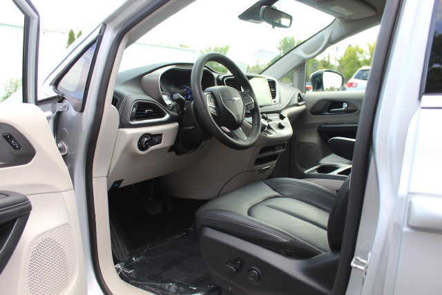 Used 2024 Chrysler Pacifica Limited FWD image 26