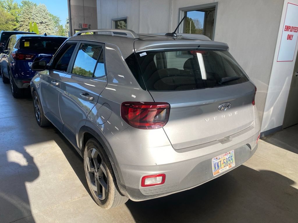 Used 2025 Hyundai Venue SEL FWD image 3