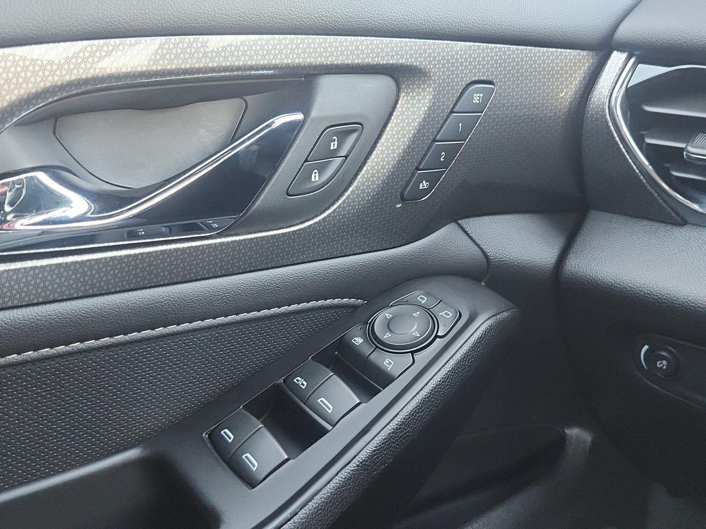 Used 2023 Chevrolet Traverse Premier AWD/4WD image 23