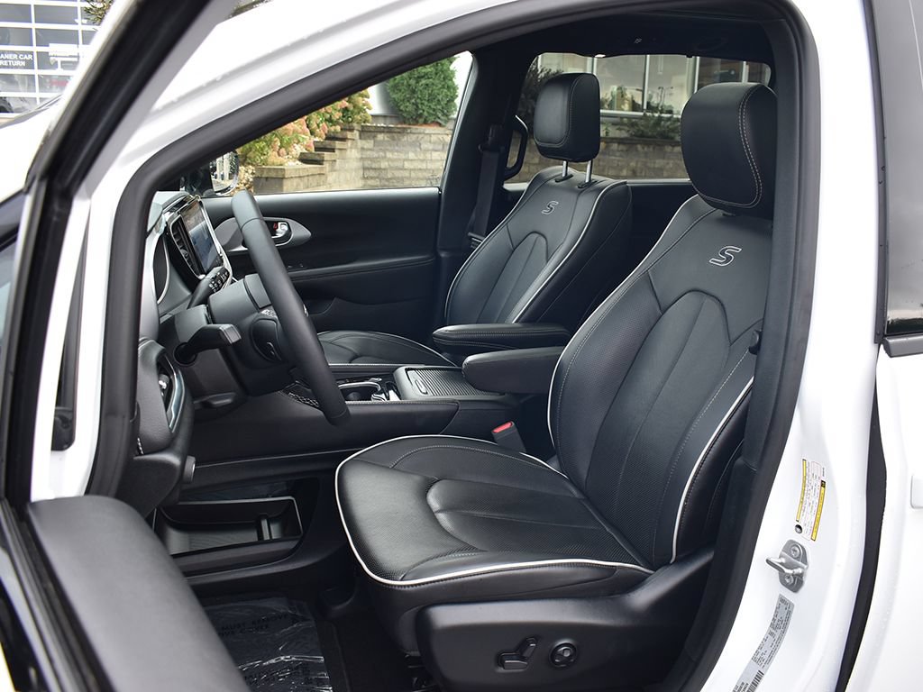 Used 2025 Chrysler Pacifica Limited FWD image 5