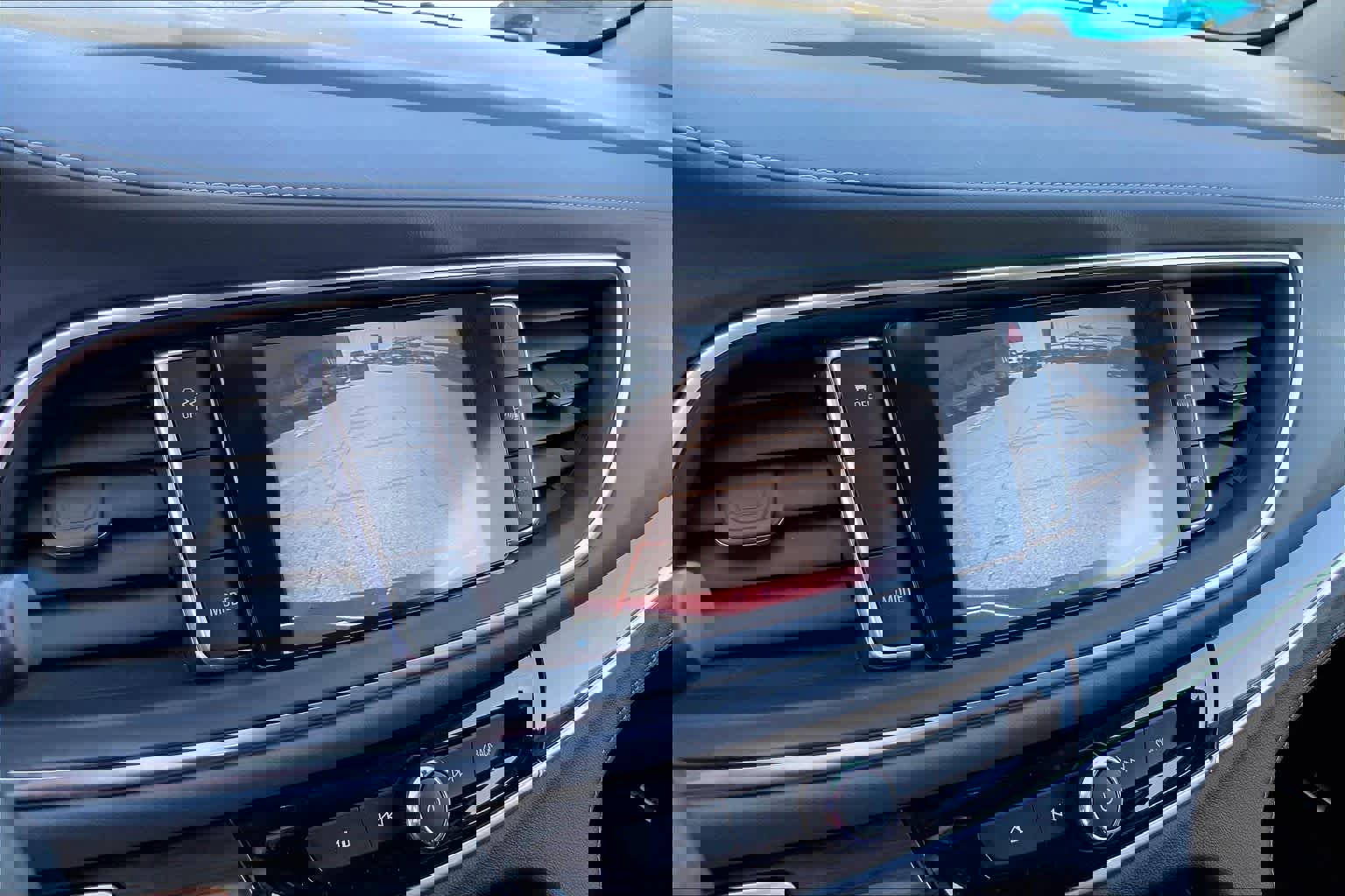 Used 2019 Buick Enclave Premium w/ Experience Buick Package FWD image 27