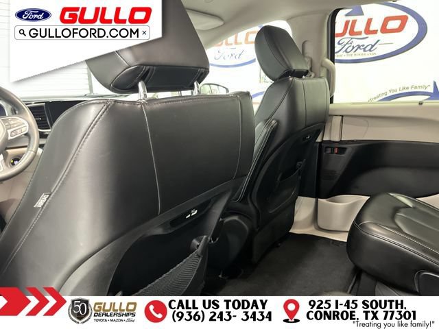 Used 2023 Chrysler Pacifica Touring-L FWD image 17