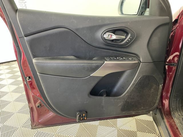 Used 2019 Jeep Cherokee Limited w/ Technology Group AWD/4WD image 9