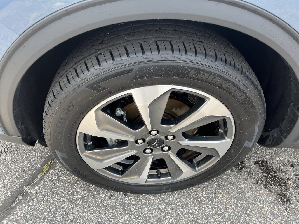 Certified 2025 Ford Escape Platinum AWD/4WD image 2