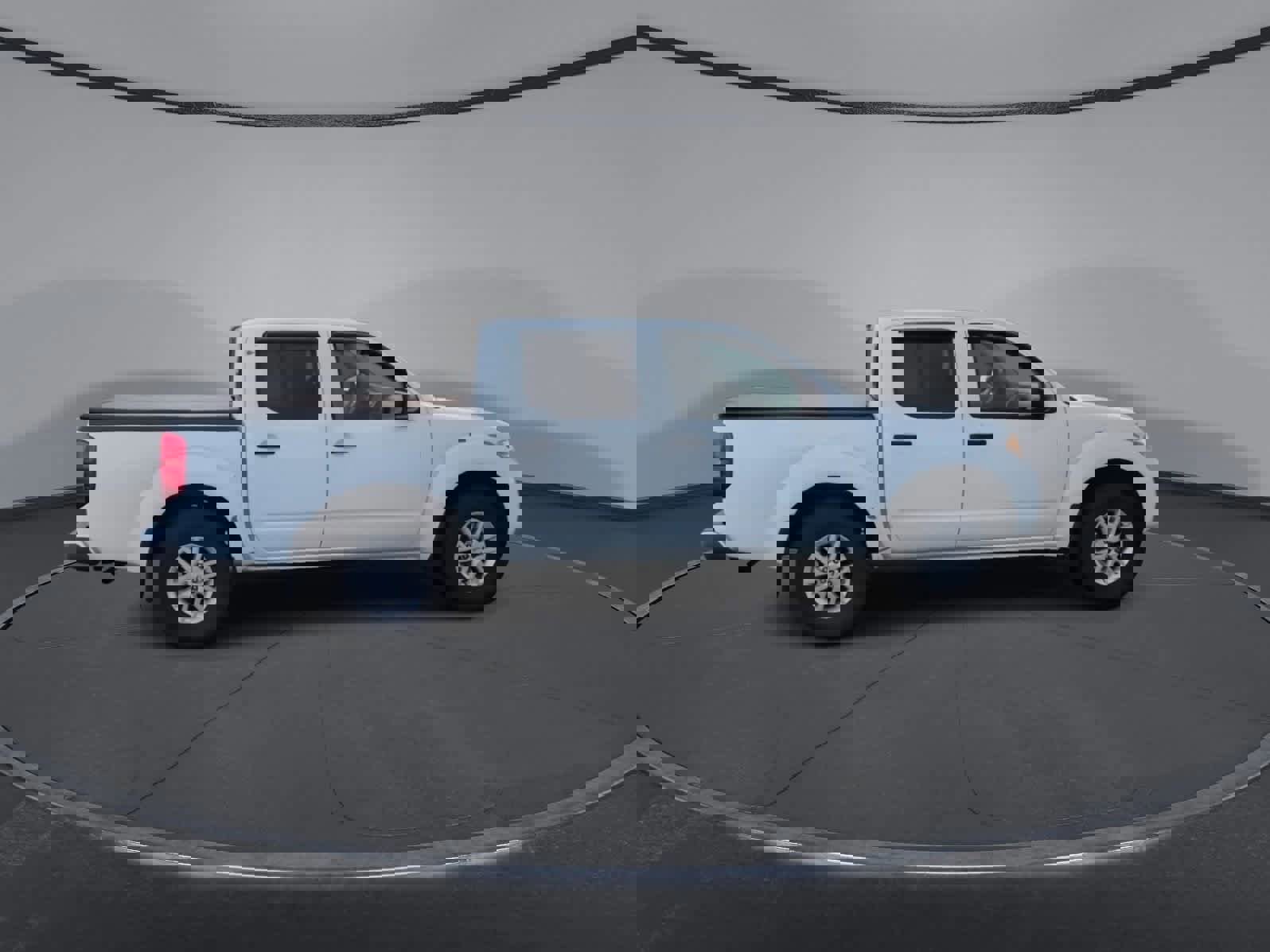 Used 2018 Nissan Frontier SV image 2