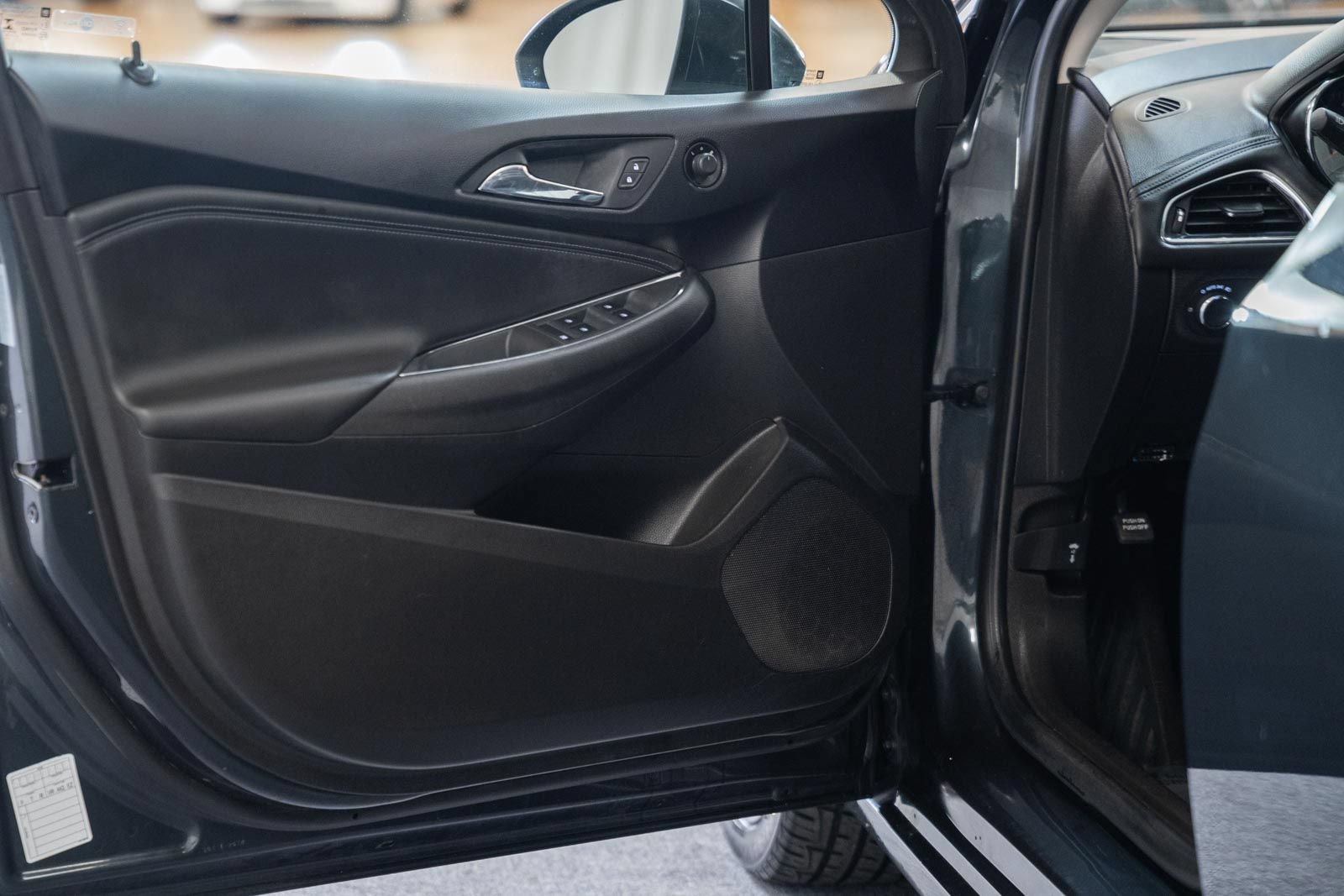 Used 2018 Chevrolet Cruze Premier FWD image 34