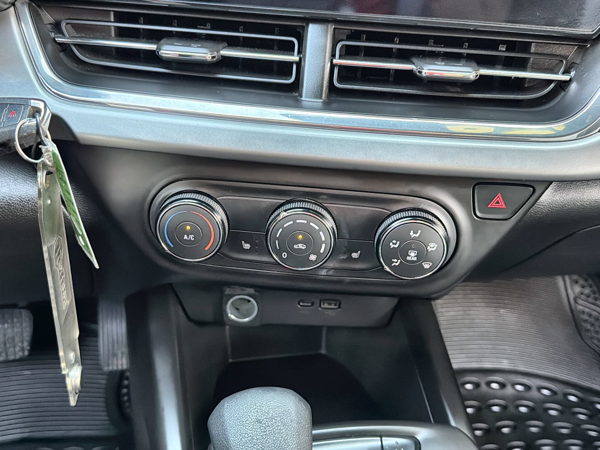 Used 2024 Chevrolet Trax RS w/ Sunroof Package FWD image 19