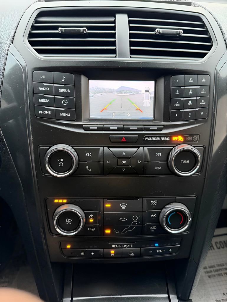 Certified 2018 Ford Explorer XLT FWD image 28