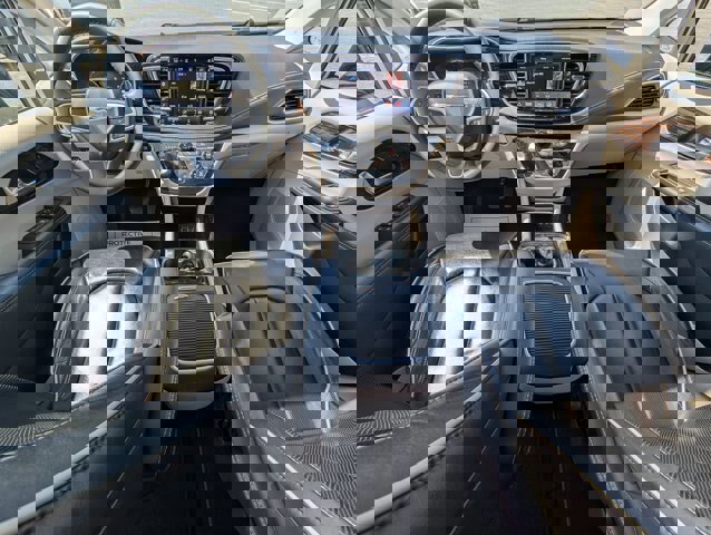 Used 2023 Chrysler Pacifica Limited image 22