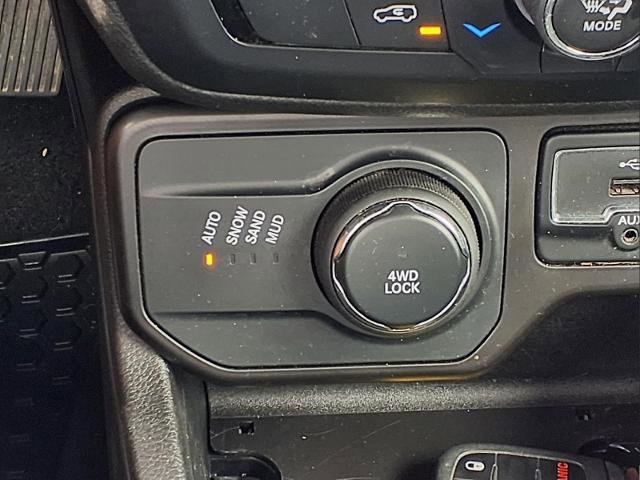 Used 2021 Jeep Renegade Latitude w/ Convenience Group AWD/4WD image 26