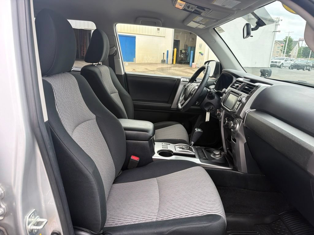 Used 2018 Toyota 4Runner SR5 AWD/4WD image 37