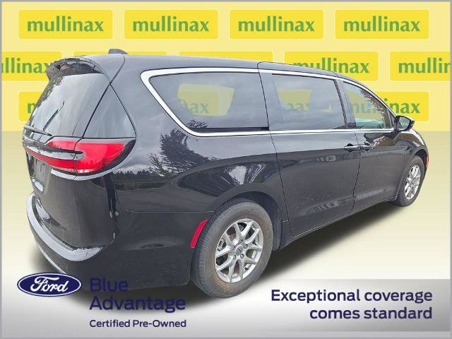 Used 2024 Chrysler Pacifica Touring-L FWD image 3