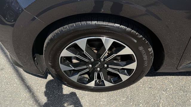 Used 2023 Kia Carnival EX FWD image 7