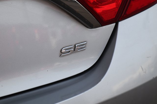 Used 2017 Toyota Camry SE image 12