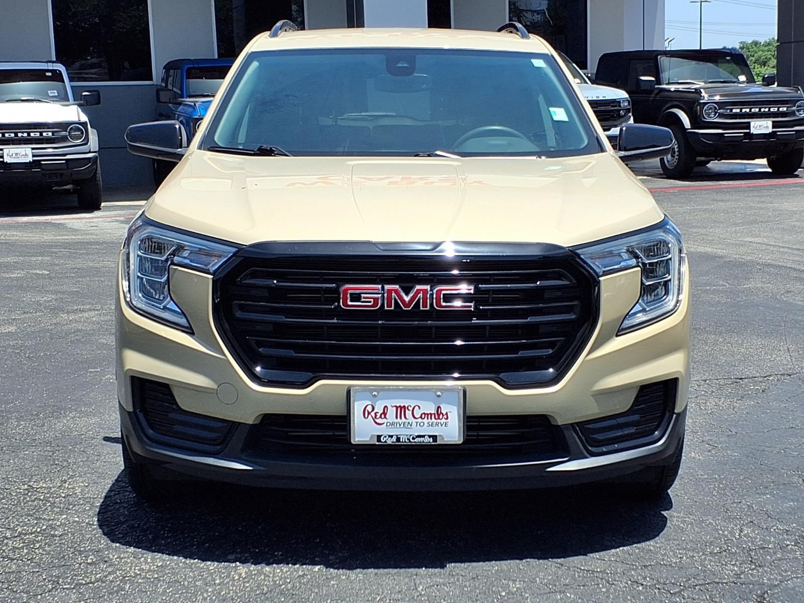 Used 2023 GMC Terrain SLE w/ Driver Convenience Package FWD image 2