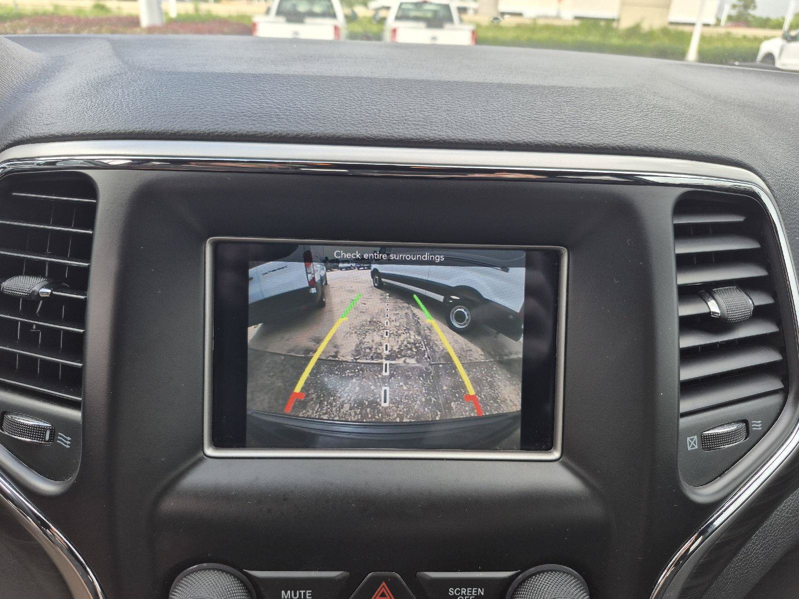 Used 2019 Jeep Grand Cherokee Laredo AWD/4WD image 4