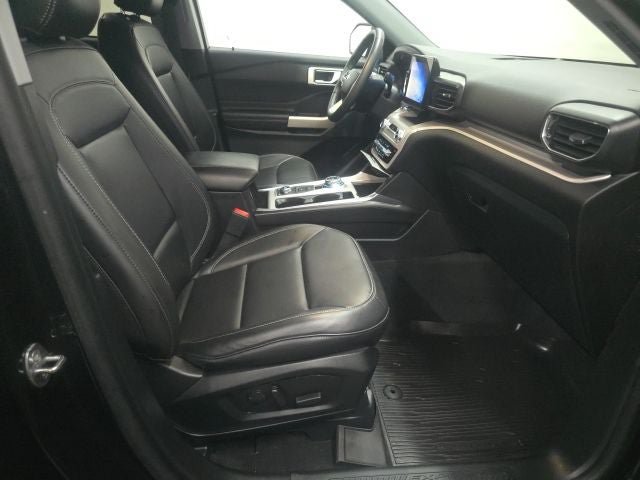 Certified 2024 Ford Explorer XLT w/ Equipment Group 202A AWD/4WD image 3