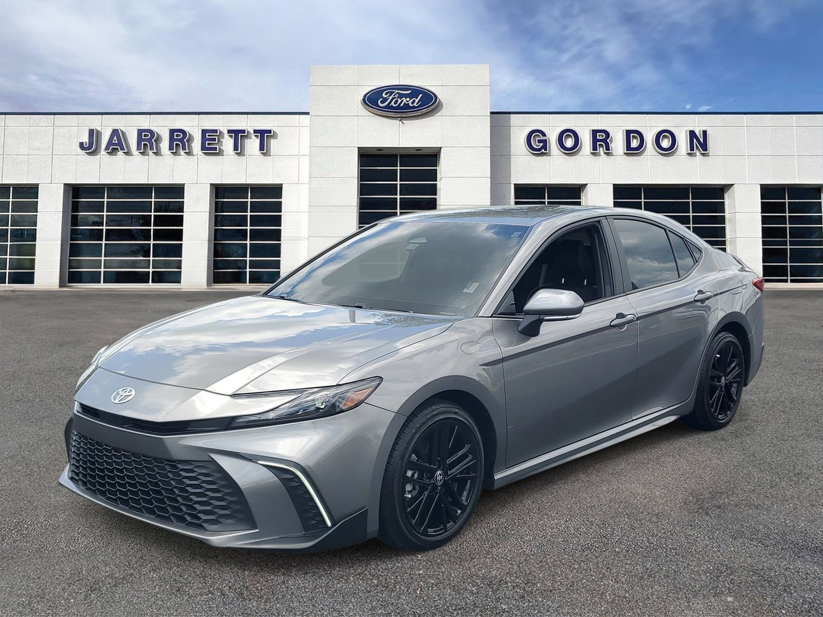Used 2025 Toyota Camry SE FWD image 2