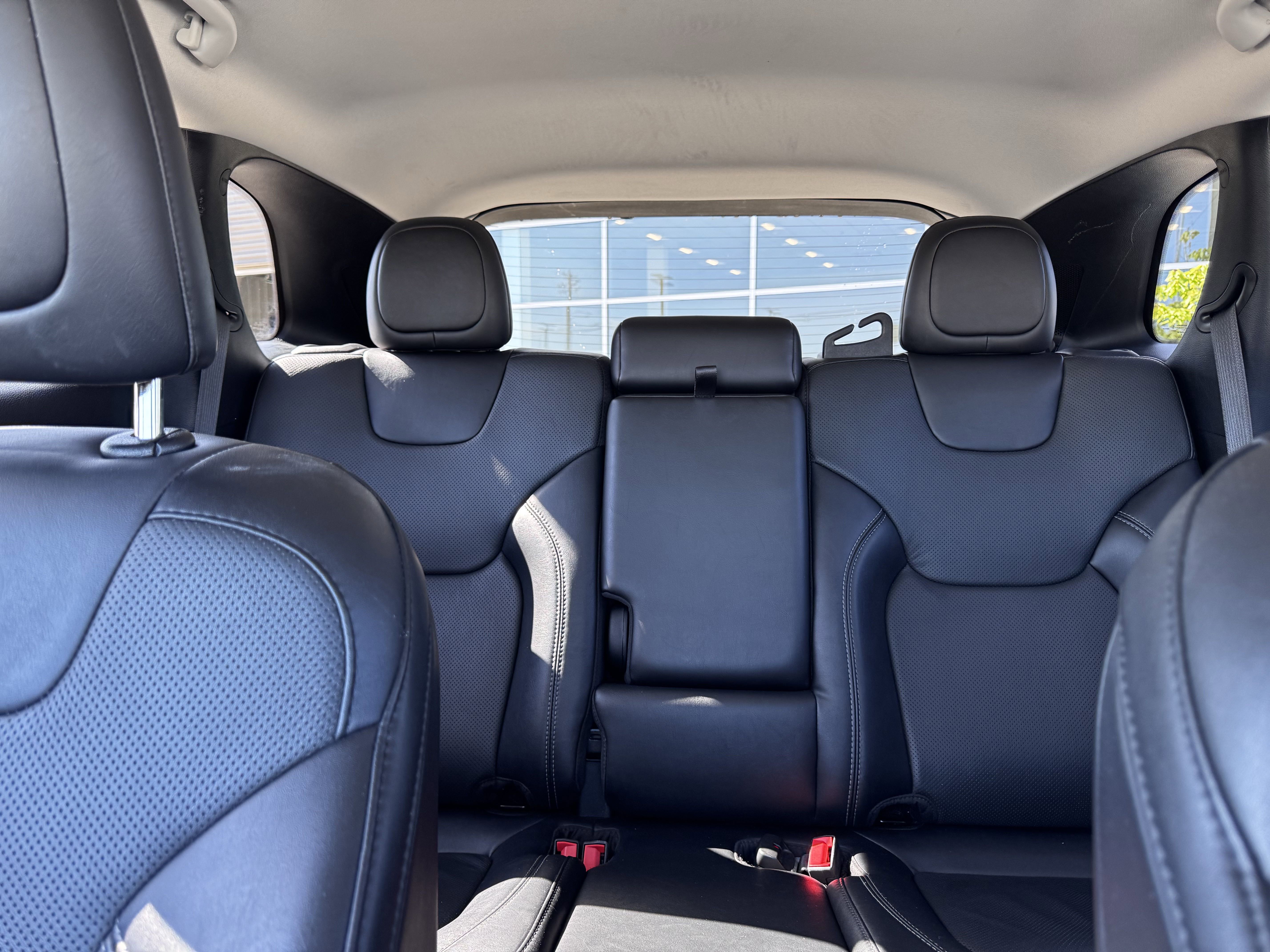 Used 2023 Jeep Cherokee Altitude Lux image 32