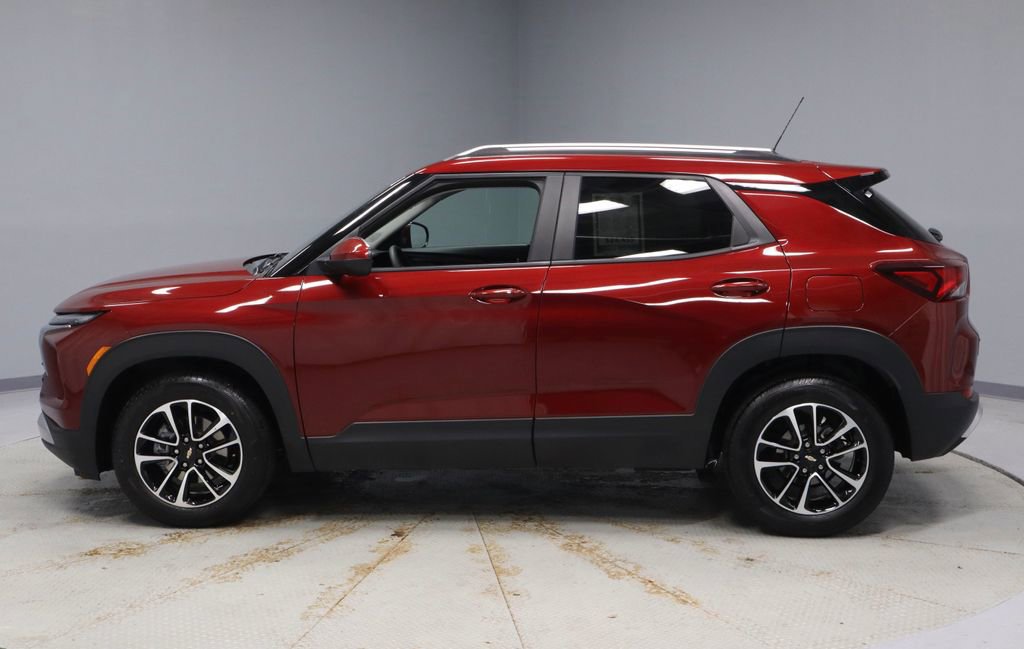 Used 2025 Chevrolet TrailBlazer LT image 2