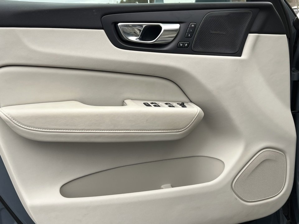 Used 2022 Volvo XC60 B5 Inscription image 19