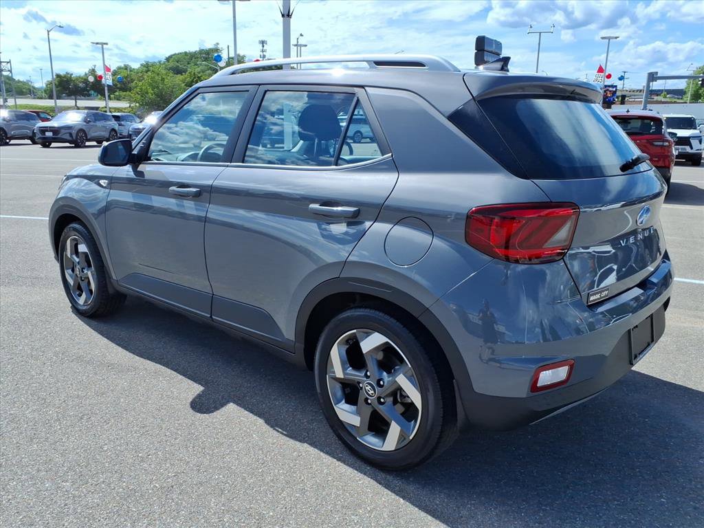 Used 2022 Hyundai Venue SEL FWD image 3