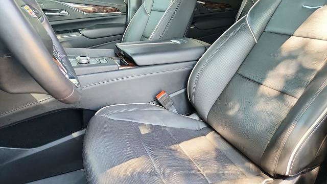 Used 2024 Cadillac Escalade Premium Luxury image 12